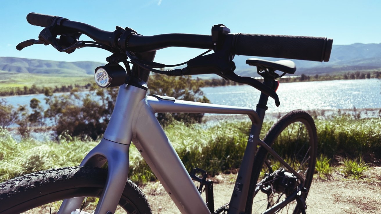 The bike's light can turn on automatically in the dark